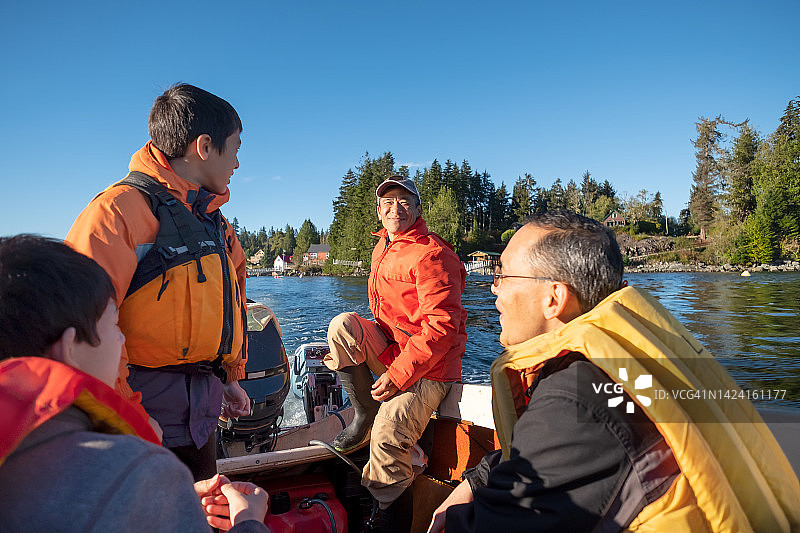 亚洲渔业向导引导载有游客一家的船只图片素材