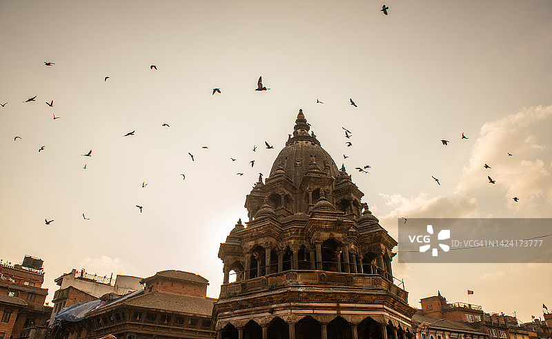 尼泊尔帕坦杜巴广场的古老寺庙，日落时分图片素材