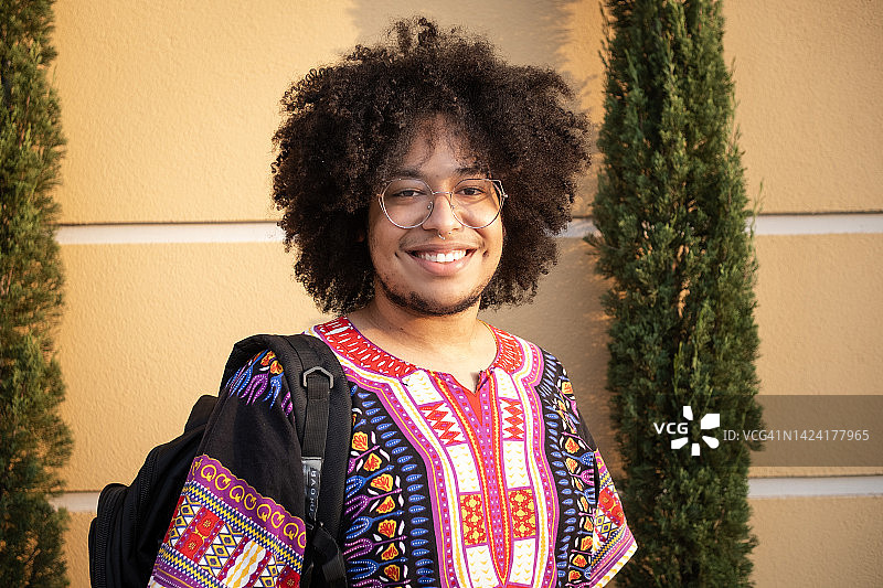 去上学的年轻男子肖像图片素材