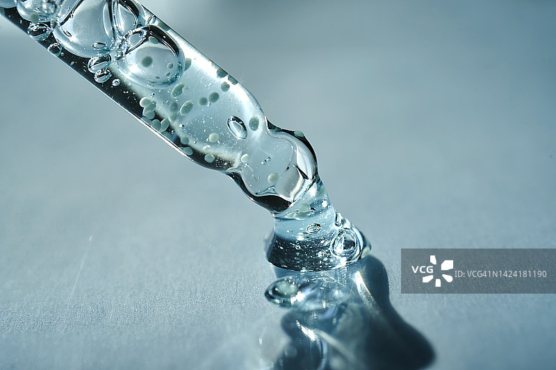 含维生素微胶囊的蓝绿色凝胶滴管图片素材