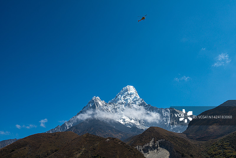 直升机飞越尼泊尔萨加玛塔国家公园的阿玛达布拉姆峰图片素材