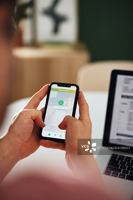 匿名男子在家使用手机工作（复制空间）图片素材