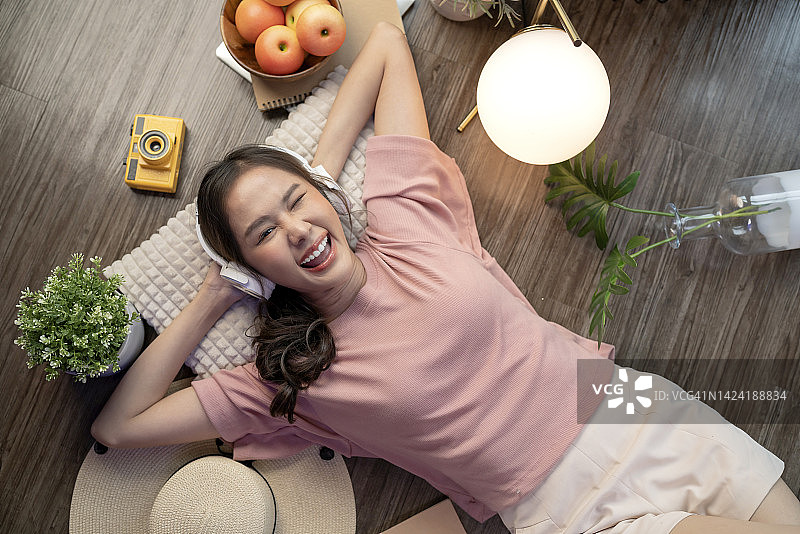 在家休闲放松的年轻亚洲女性肖像图片素材