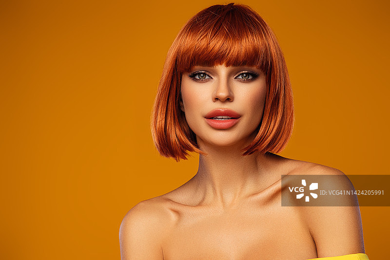 红发短发美女图片素材