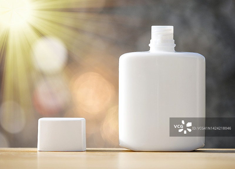 阳光下的须后润肤露图片素材