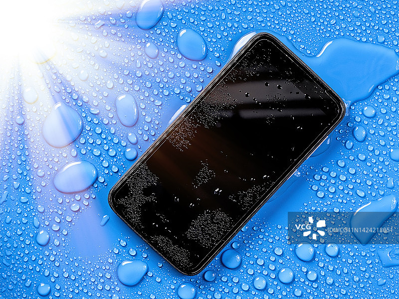 在阳光下晾晒的淋湿手机图片素材