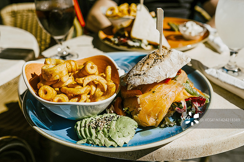 户外餐厅中的三明治和炸薯条图片素材