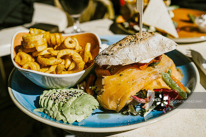 户外餐厅中的三明治和炸薯条图片素材