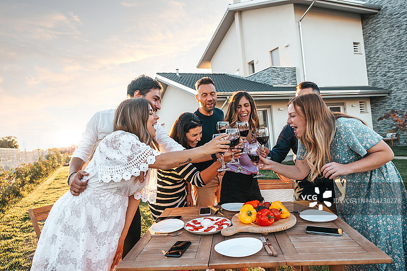 新房后院与朋友的烧烤晚餐派对图片素材