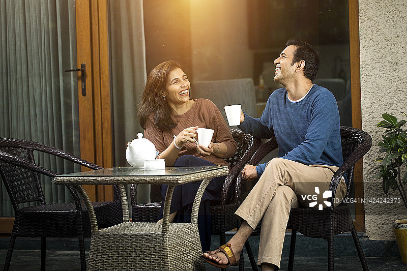 快乐情侣在户外喝咖啡图片素材