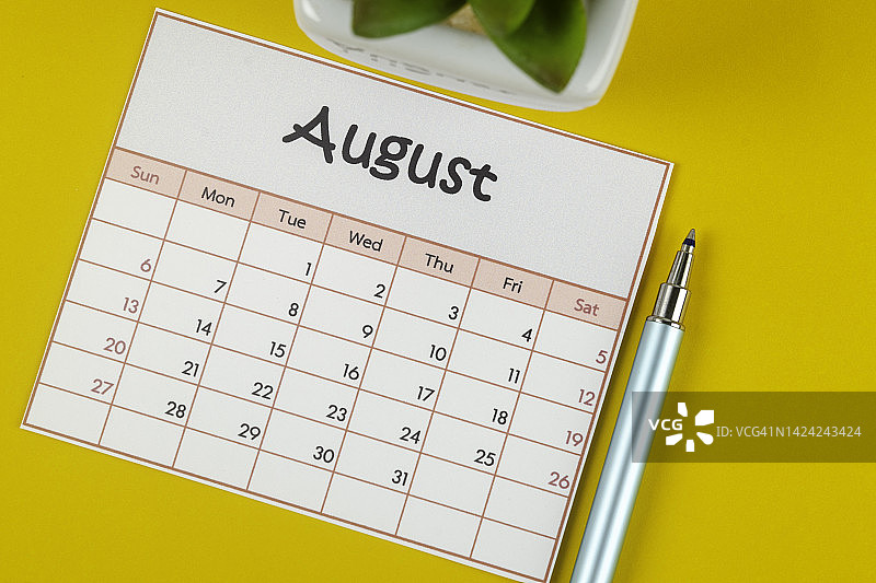 2023年日历桌面俯视图：手工自制家用办公室八月计划背景图片素材