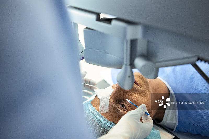 眼科医生为病人清洁眼睛的特写图片素材