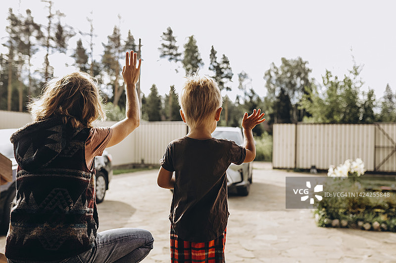 母子在车道上挥手图片素材