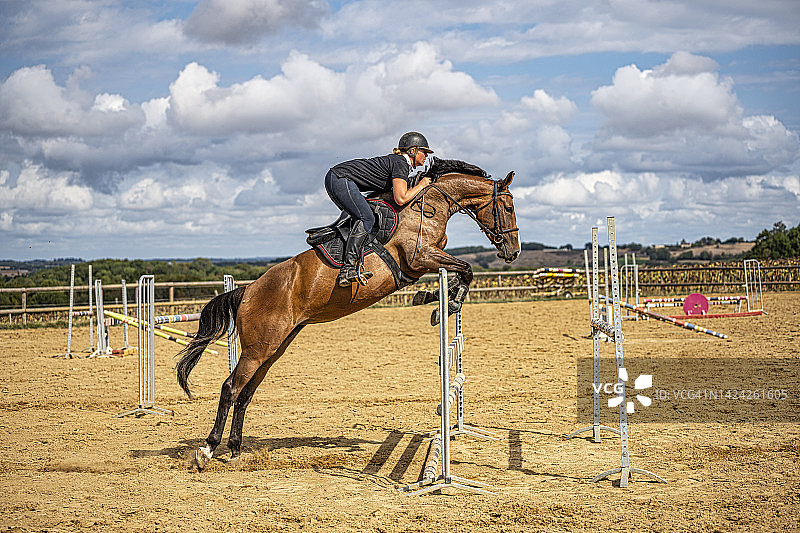 女骑手骑马跳跃障碍图片素材