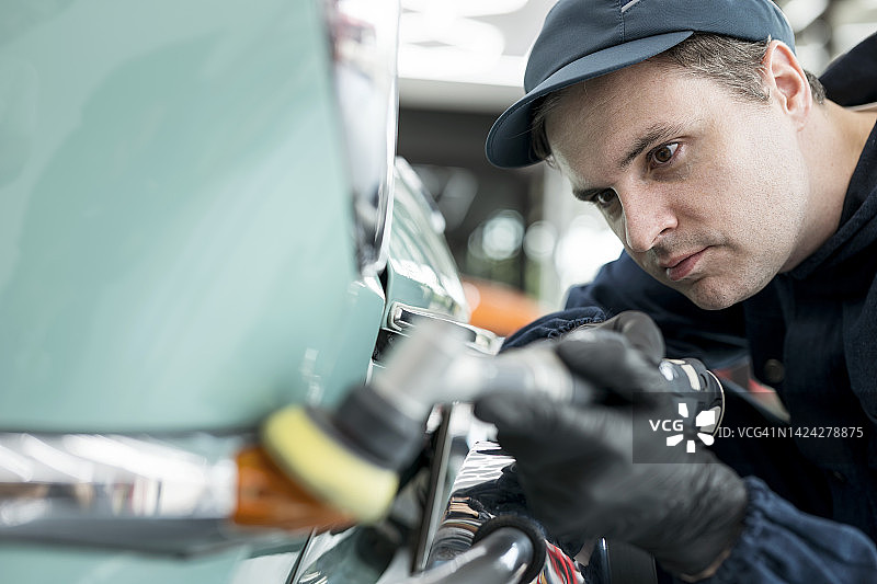 汽车维修：用抛光机修复汽车保险杠划痕图片素材