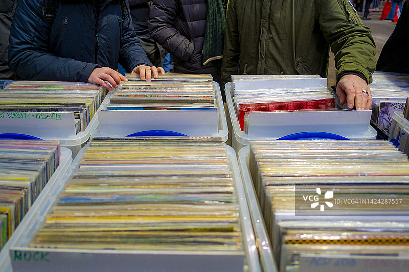 摆满黑胶唱片的置物架图片素材