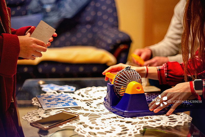 少女拨动绕线梭芯的特写镜头图片素材