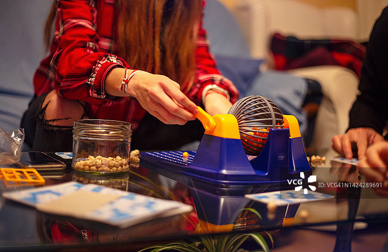 转动宾果游戏大奖杠杆的少女图片素材