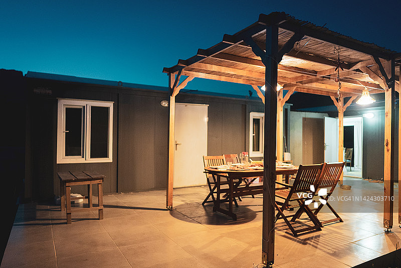 集装箱制成的现代金属建筑和蓝色夜空背景图片素材