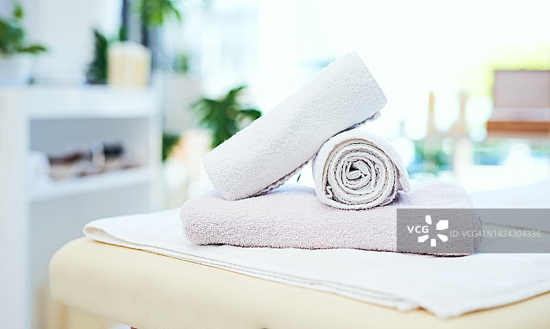 美容水疗背景：按摩床与奢华的健康护理，放松身心图片素材