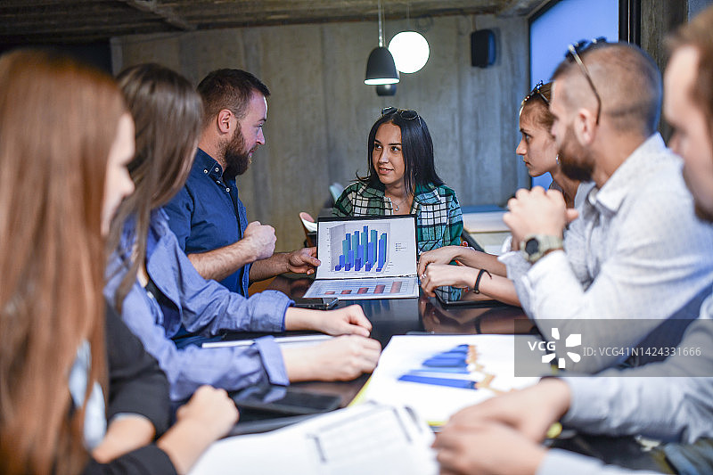 统计数据走向公司目标并在商务会议期间讨论图片素材