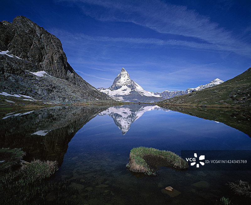 马特宏峰和湖泊图片素材
