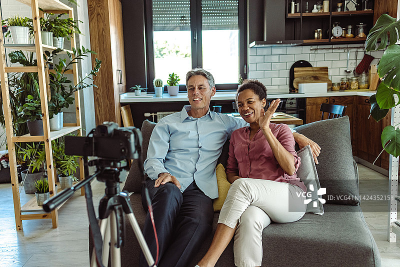 中年人在家拍摄视频博客图片素材