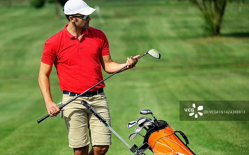 年轻男人在高尔夫球场图片素材