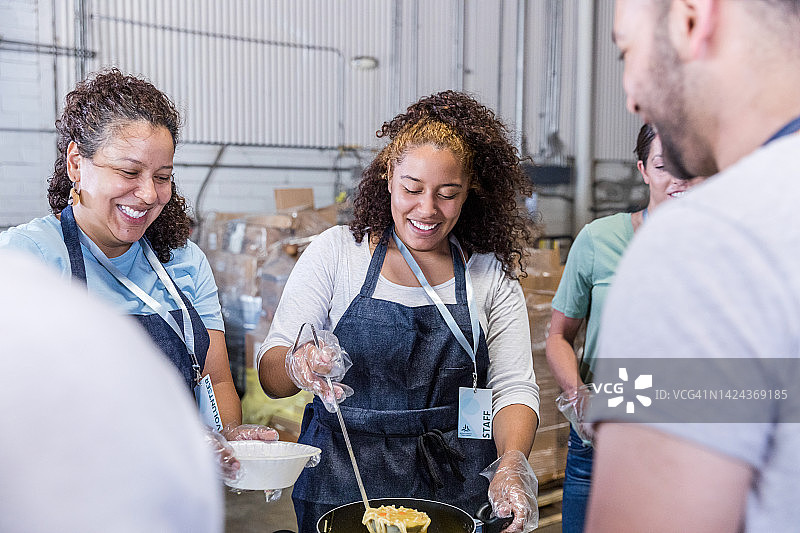 同事帮忙盛汤图片素材