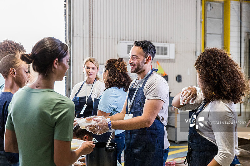 不同种族的志愿者帮助提供膳食图片素材