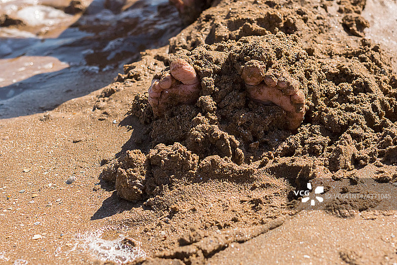 沙滩上满是沙子的儿童脚图片素材