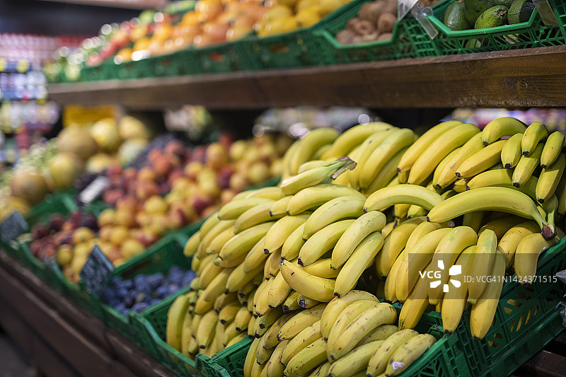 当地市场上的水果蔬菜摊位图片素材