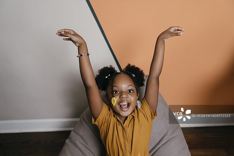在家微笑的年轻黑人女孩图片素材