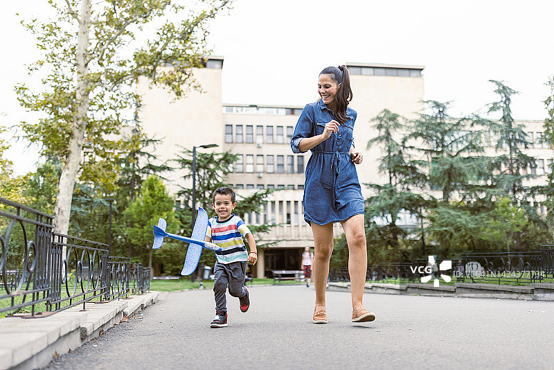 母亲在户外和儿子玩耍图片素材