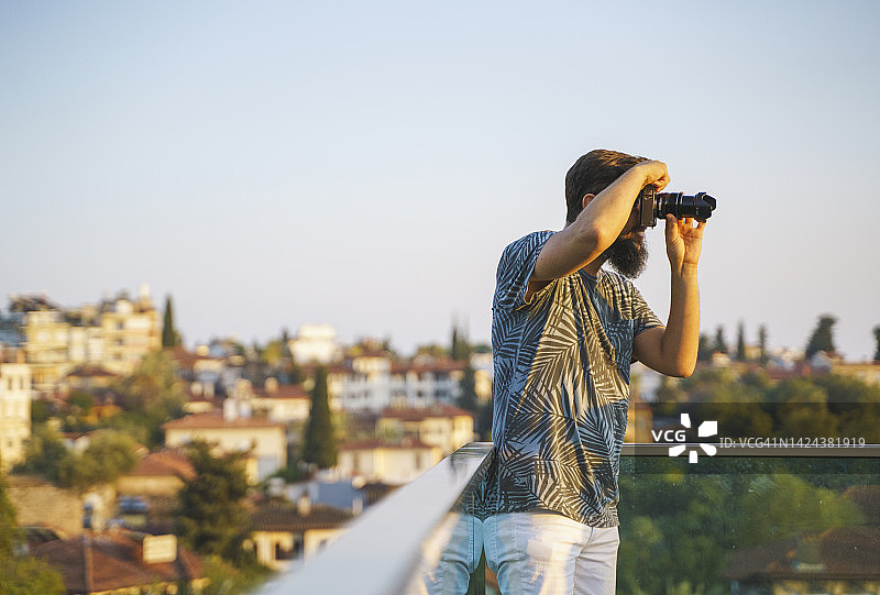 男游客在土耳其阿纳利亚老城区玩耍拍照图片素材