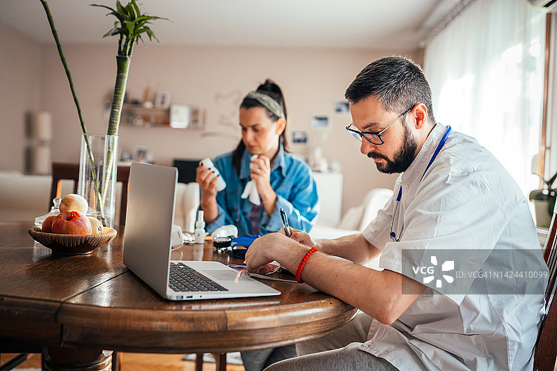 医生给病人开处方图片素材