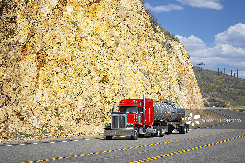 美国单车道上的红色油罐车图片素材