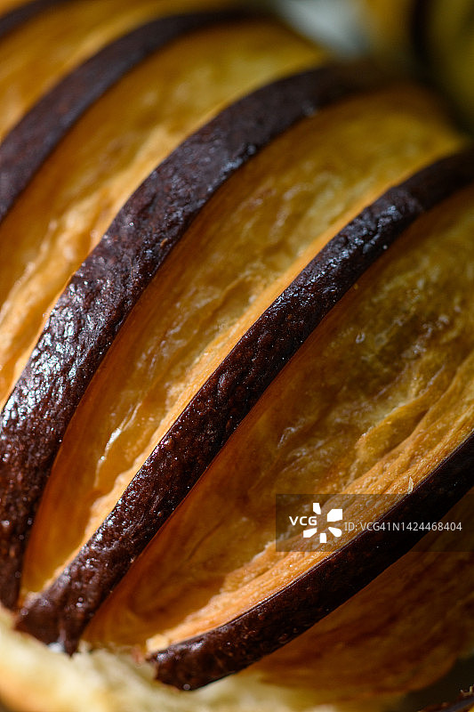 条纹巧克力羊角面包特写图片素材