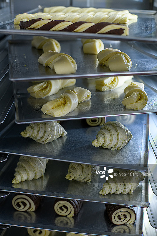 烤盘中的牛角包和糕点图片素材