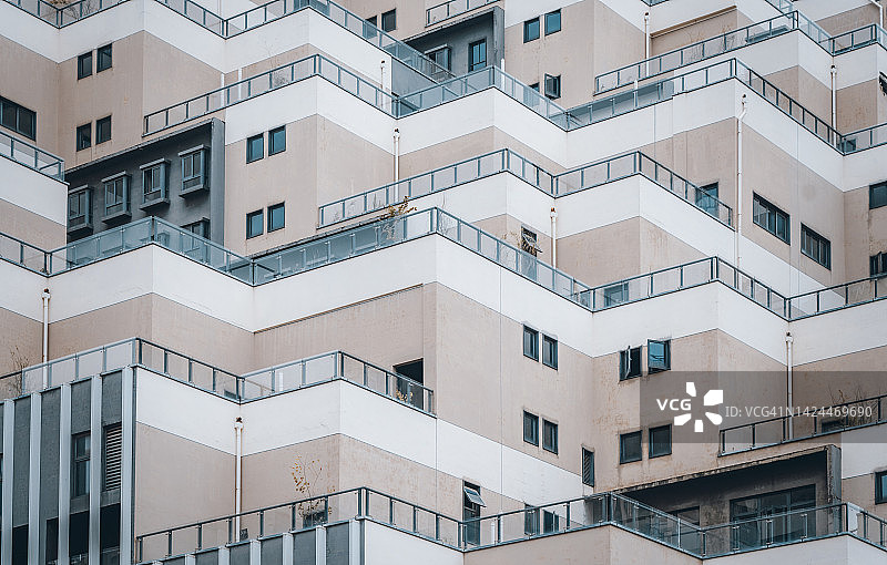 带有不同层阳台的受欢迎的金字塔形住宅楼图片素材