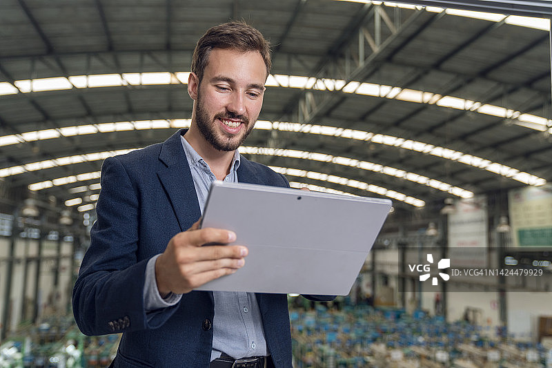 在工厂使用平板电脑的商人图片素材