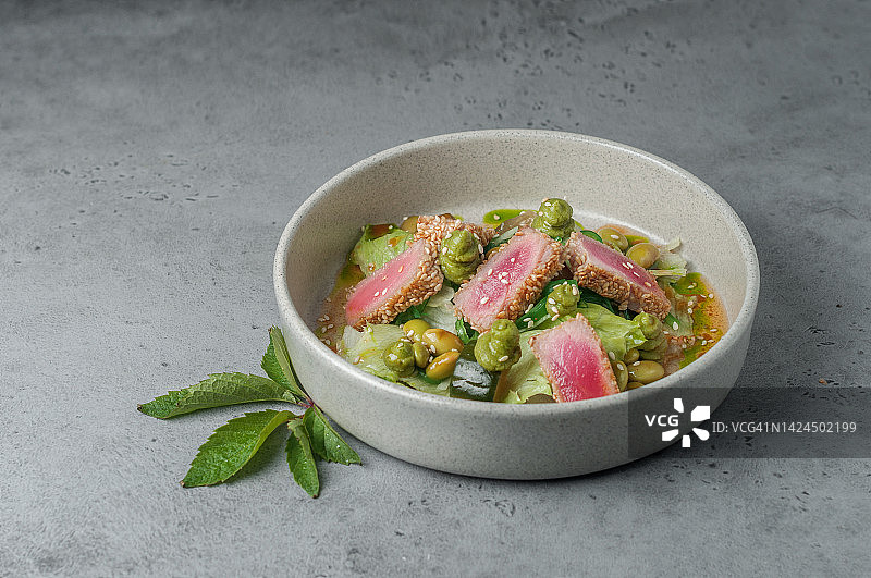 金枪鱼沙拉配毛豆和柑橘酱图片素材