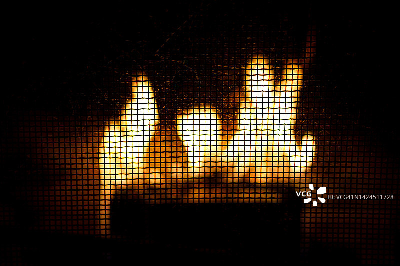 防火栏后的火焰图片素材