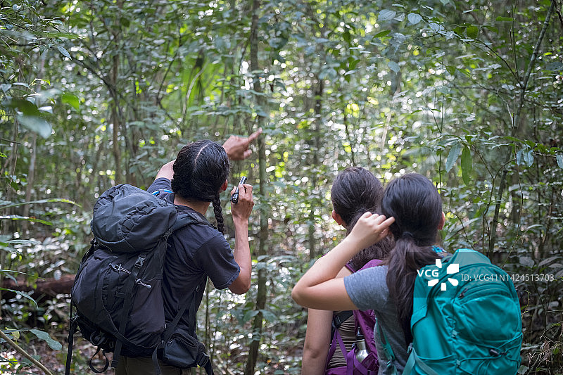 玛雅原住民导游向多种族女游客介绍野生动物图片素材