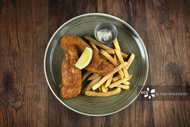 炸鱼薯条俯视图与木制背景图片素材