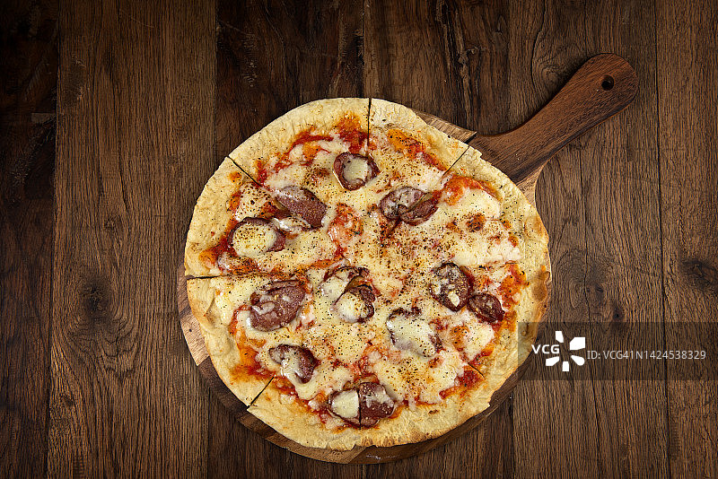 意大利辣香肠披萨俯视图图片素材