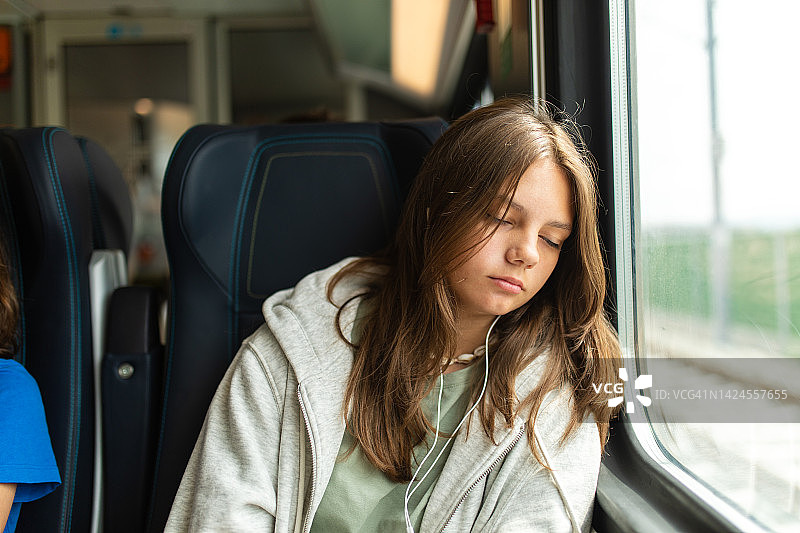 一个少女乘火车旅行听音乐图片素材