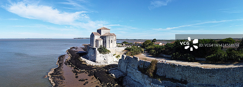 塔尔蒙特海岸边的圣拉德贡德教堂图片素材
