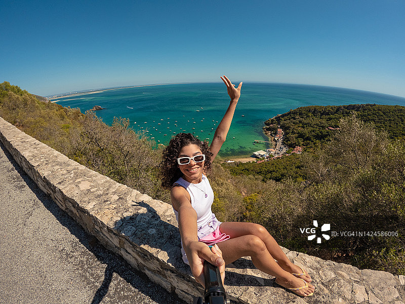 在塞拉达阿拉比达拍摄视频博客的少女图片素材