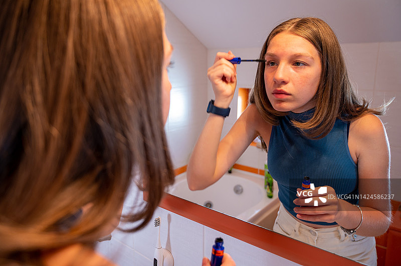 女孩在镜子前化妆图片素材